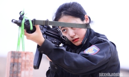 Treo gạch lên súng - bí quyết rèn tinh thần thép của nữ cảnh sát cơ động