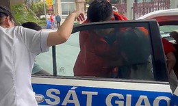 Vỡ ối giữa cao tốc, sản phụ được CSGT chở đi viện bằng xe đặc chủng