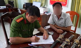 Lên mạng xã hội mua đao, kiếm về nhà để trưng bày