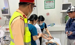 CSGT Nghệ An dẫn đường khẩn cấp đưa cháu bé nguy kịch đến bệnh viện
