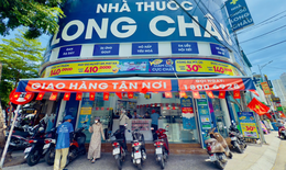 Long Ch&#226;u đồng loạt phủ cờ Tổ quốc ở hơn 2025 nh&#224; thuốc tr&#234;n to&#224;n quốc nh&#226;n dịp lễ 30/4 - 1/5