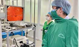 Tự giải cứu nghẹn họng, ai ngờ nuốt luôn bàn chải đánh răng dài 17cm vào thực quản