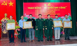 Trao Bằng Tổ quốc ghi c&#244;ng đến th&#226;n nh&#226;n 4 liệt sĩ ở Quảng Trị