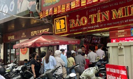 Giá vàng 'leo cao', người dân xếp hàng 'gom vàng'