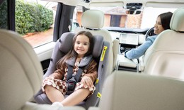 Trẻ em dưới 10 tuổi không được ngồi cùng hàng ghế với người lái xe