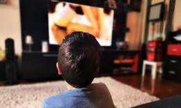 Con xem phim sex: Cha mẹ chọn làm ngơ hay 'dẫn lối'?