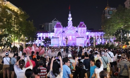 Hàng nghìn người dân TPHCM đổ về trung tâm Quận 1 xem văn nghệ mừng Kỷ niệm 50 năm Ngày Giải phóng miền Nam, thống nhất đất nước