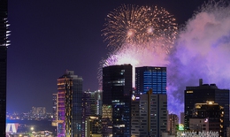 Pháo hoa rực sáng trên bầu trời TP Hồ Chí Minh