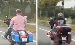 Phạt 2 người nước ngoài lái mô tô buông 2 tay khi tham gia giao thông