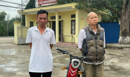 Hai người đ&#224;n &#244;ng trộm xe đạp điện b&#234;n bờ ruộng