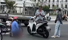 Sự thật ‘không ngờ’ về clip người đàn ông quỳ giữa đường xin bỏ qua va chạm giao thông