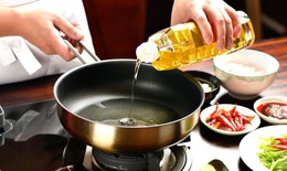 Lan truyền tin ‘dầu ăn độc hại hơn rượu’, chuyên gia nói gì?