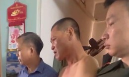 Dùng dao đâm hàng xóm rồi cố thủ trong chung cư ở Hà Nội