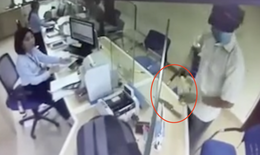 Người đàn ông bịt mặt, cầm dao xông vào cướp ngân hàng ở Hà Nội