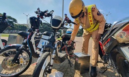Gần 70 thanh thiếu ni&#234;n mang xe điện độ chế biểu diễn để quay video c&#226;u view