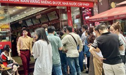 Chuyên gia lý giải việc nhiều người dân muốn 'ôm vàng’