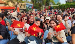 TPHCM rợp sắc cờ, chật kín người dân xem sơ duyệt diễu binh, diễu hành