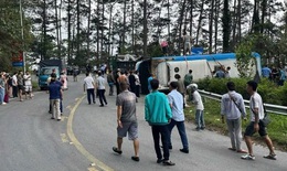 Lật xe khách trên đường đèo Tam Đảo khiến 2 người tử vong, hơn chục người bị thương
