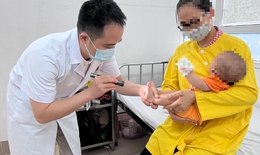 Trẻ mắc tay chân miệng có những biểu hiệu này, cha mẹ cần đưa ngay đến bệnh viện