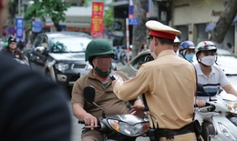 Nhiều tài xế có cồn bị xử phạt, có người trong cốp vẫn còn chai rượu uống dở