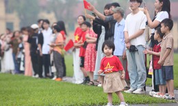 Hàng nghìn người dân đến Lăng Bác từ 4 giờ sáng chờ dự lễ chào cờ ngày 30/4