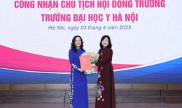 Bộ trưởng Đ&#224;o Hồng Lan trao quyết định c&#244;ng nhận Chủ tịch Hội đồng trường Trường Đại học Y H&#224; Nội