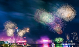 Trầm trồ với màn pháo hoa rực sáng trên sông Sài Gòn ngày đại lễ 30/4