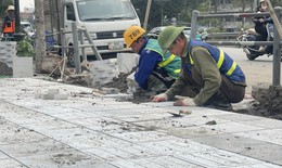 Gấp rút cải tạo vỉa hè Công viên Thống Nhất xong trước ngày 30/4