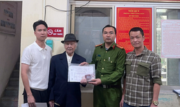 Trung tá công an bất ngờ nhặt được số tiền lớn cùng nhiều giấy tờ khi đang đi làm nhiệm vụ