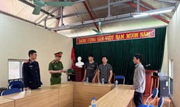Khởi tố 2 đối tượng khai thác gỗ trái phép tại rừng phòng hộ