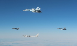 Su-35S Nga chạm mặt F-35 Mỹ tr&#234;n bầu trời Alaska