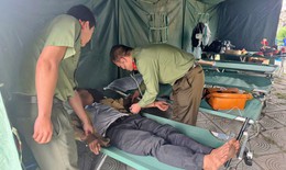 Công an Phú Thọ kịp thời sơ cứu người dân bị ngất khi đi lễ Đền Hùng