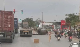 VIDEO: Khoảnh khắc cuộn tôn nặng 28 tấn bị đứt dây xích rơi từ xe đầu kéo xuống đường