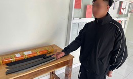 Thanh ni&#234;n l&#234;n mạng mua hung kh&#237; rồi cất giấu ở ph&#242;ng trọ để &#39;ph&#242;ng th&#226;n&#39;