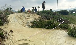 Hiện tượng lạ ở Phú Yên, nứt đất kéo theo bùn trào lên