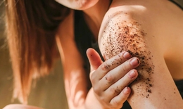 7 c&#225;ch tẩy da chết to&#224;n th&#226;n bằng nguy&#234;n liệu tự nhi&#234;n