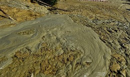 Chuyên gia địa chất nói gì về nứt đất kéo bùn phun lên ở Phú Yên?