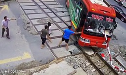 Vi phạm đường sắt gia tăng, v&#236; sao kh&#243; xử l&#253;?