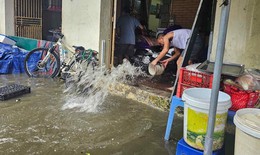 Ngày thứ hai nghỉ lễ 30/4 - 1/5, một số tuyến phố, nhà dân ngập sâu vì mưa lớn