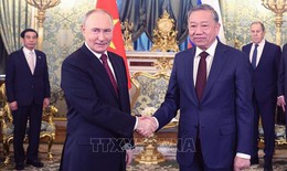 Tổng B&#237; thư T&#244; L&#226;m hội đ&#224;m hẹp với Tổng thống Nga Vladimir Putin