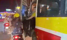 Xử phạt tài xế xe buýt đẩy cửa đập vào người đi xe máy