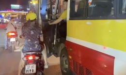 T&#224;i xế xe bu&#253;t cố t&#236;nh mở cửa đập v&#224;o người đi xe m&#225;y, bu&#244;ng lời đe dọa