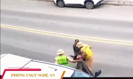Cảnh sát dùng xe chuyên dụng đưa người đàn ông bất tỉnh bên lề đường đi cấp cứu