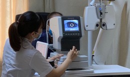 Suýt mù vì tự chữa mắt tại nhà, bác sĩ cảnh báo thói quen nhiều người dễ mắc