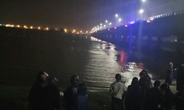X&#243;t xa mẹ c&#249;ng con nhỏ tử vong tr&#234;n s&#244;ng Hương