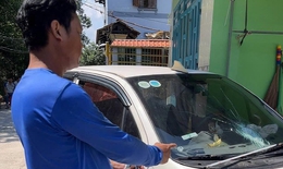 Dừng xe chắn lối đi, ô tô bị người đàn ông dùng dao rựa chém hư hỏng nặng