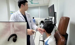 Tắm suối cùng anh trai, bé 3 tuổi bị đỉa 5cm chui vào khí quản