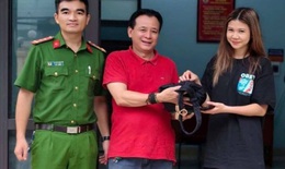 Sau gần 24 giờ, du khách nước ngoài nhận lại tài sản thất lạc