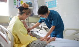 Kích hoạt 'báo động đỏ' cứu trẻ 17 tháng hóc kẹo lạc thoát lằn ranh sinh tử