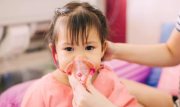 Trẻ bị viêm phổi và cách chăm sóc đúng tại nhà